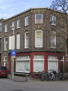 907580 Gezicht op het winkelhoekpand Koekoekstraat 57 te Utrecht, met rechts de Havikstraat.N.B. Bouwjaar: 1904Winkels: ...